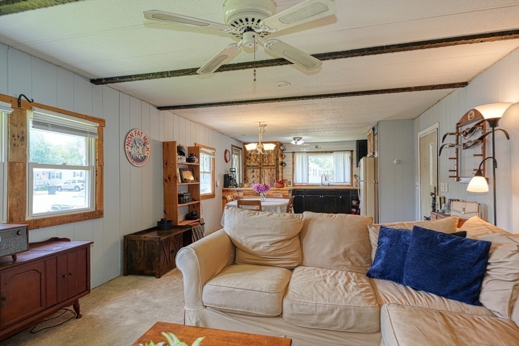 Attleboro, Massachusetts 02703, United States, 2 Bedrooms Bedrooms, ,1 BathroomBathrooms,Residential,Pending,138684