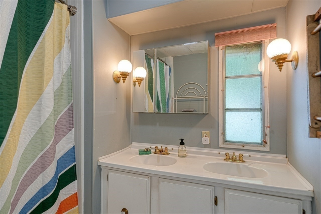 Attleboro, Massachusetts 02703, United States, 2 Bedrooms Bedrooms, ,1 BathroomBathrooms,Residential,Pending,138684