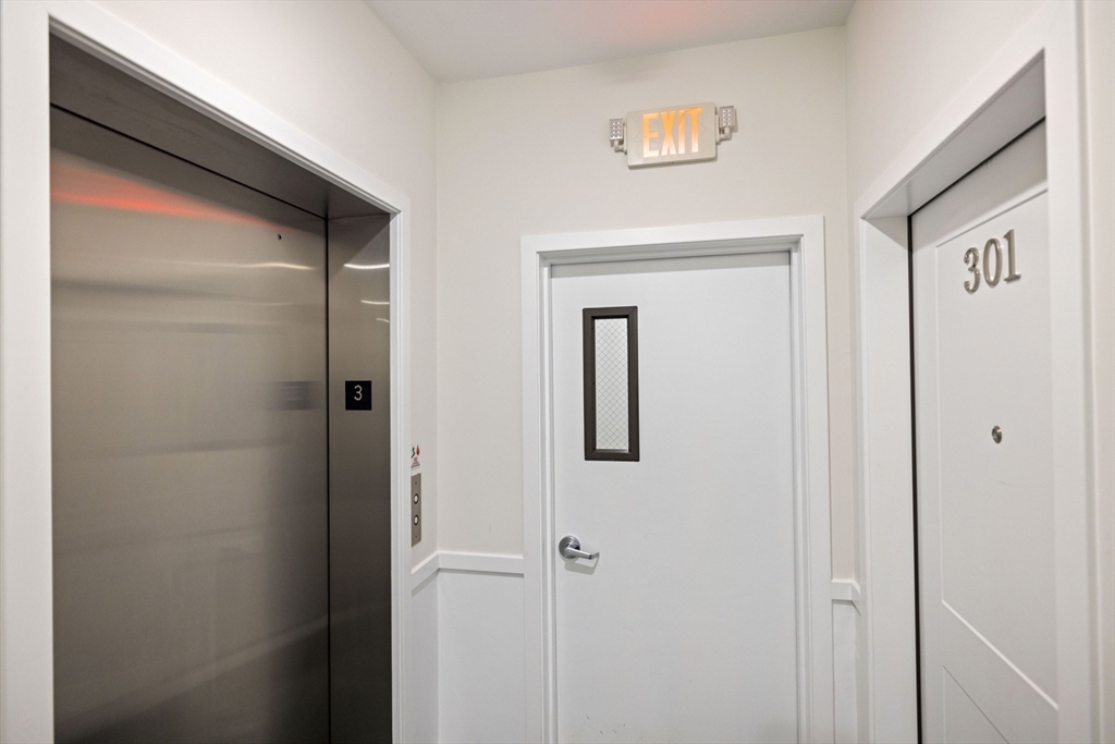 17 Holland Street 301