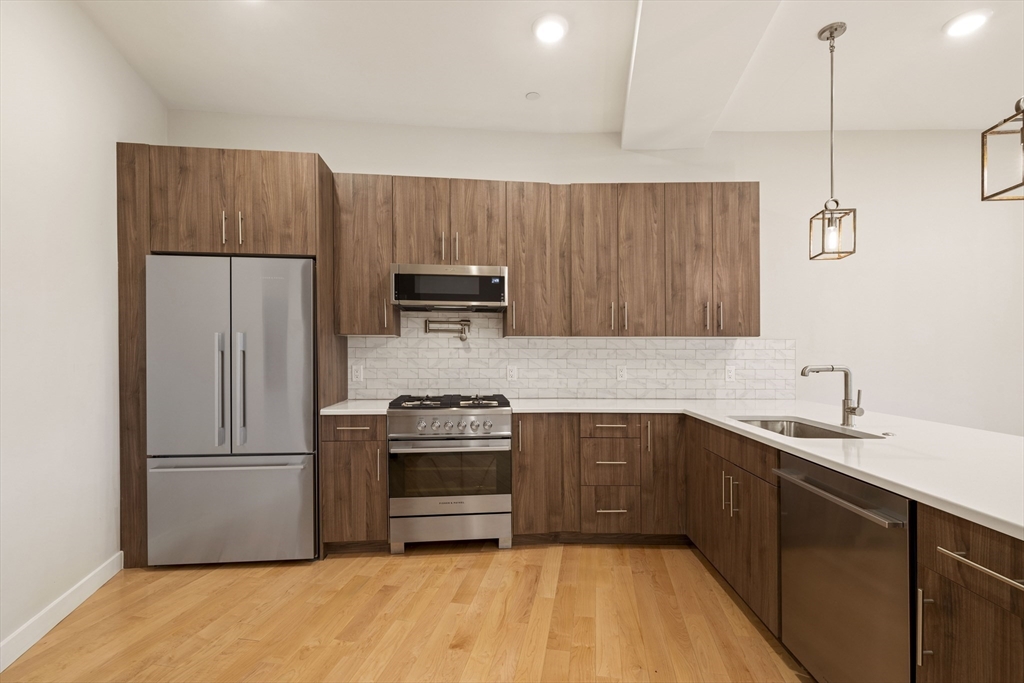 17 Holland Street 301