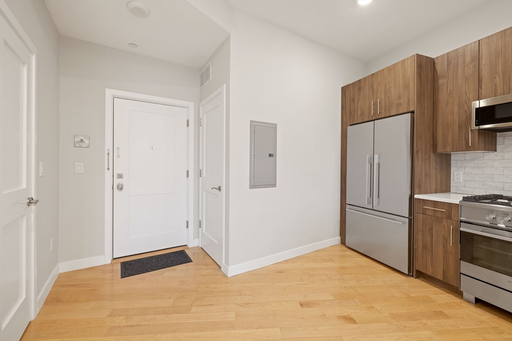 17 Holland Street 301