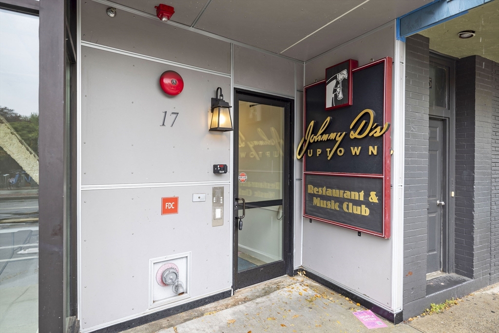 17 Holland Street 301