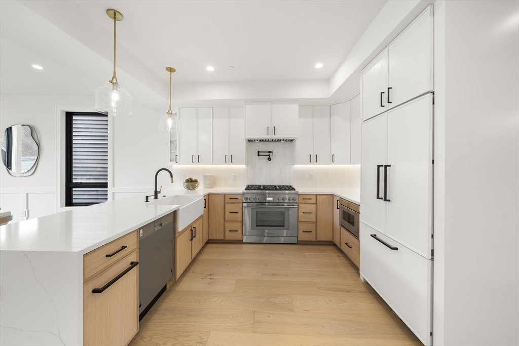 136 W 8th St 4