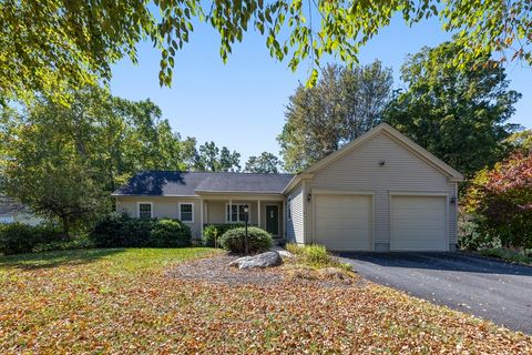 11 Sheerman Ln Amherst MA 01002