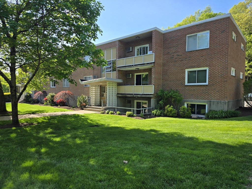 82 Lionel Ave B