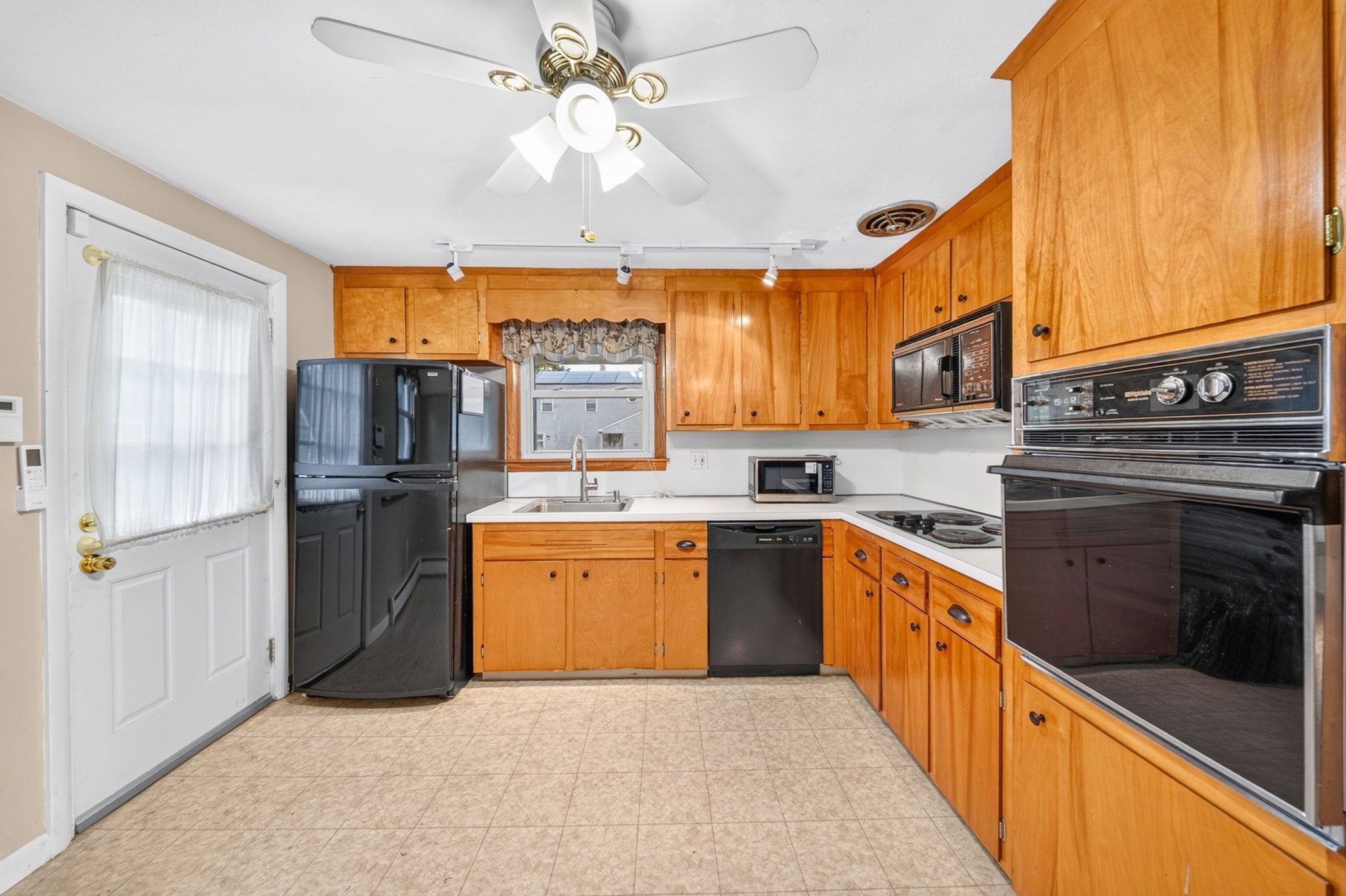 33 Fairchild Ave, Saugus, MA Photo #12