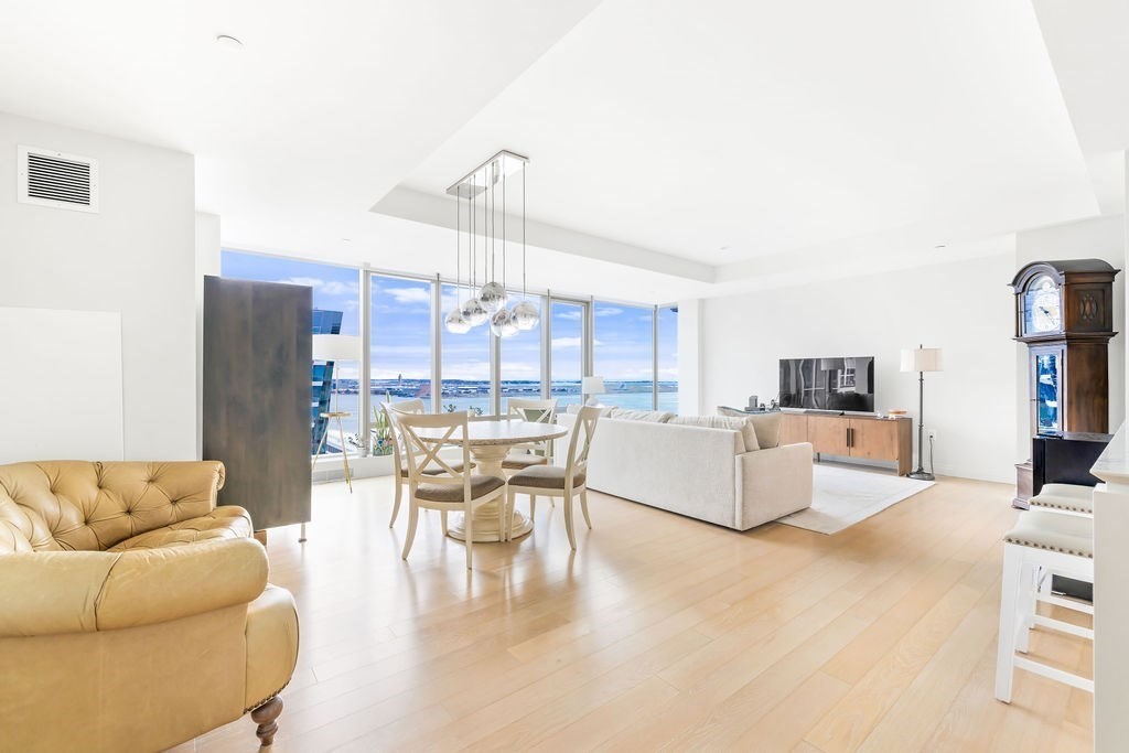 135 Seaport Blvd 2201