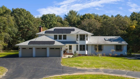 Photo of 316 Walnut Plain Rd, Rochester, MA 02770 (MLS # 73586121)