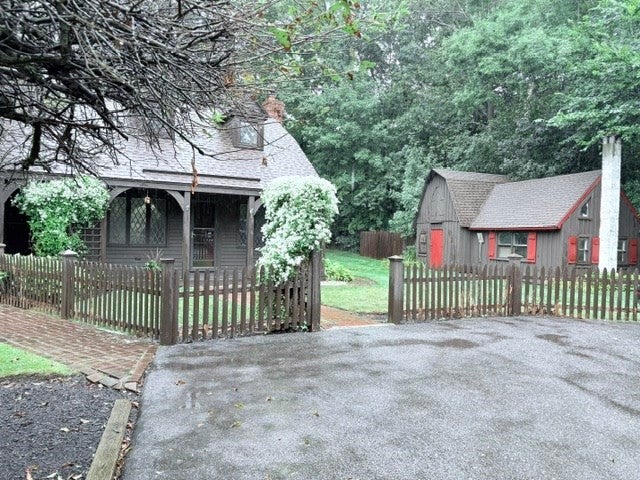 6 Greentree Lane