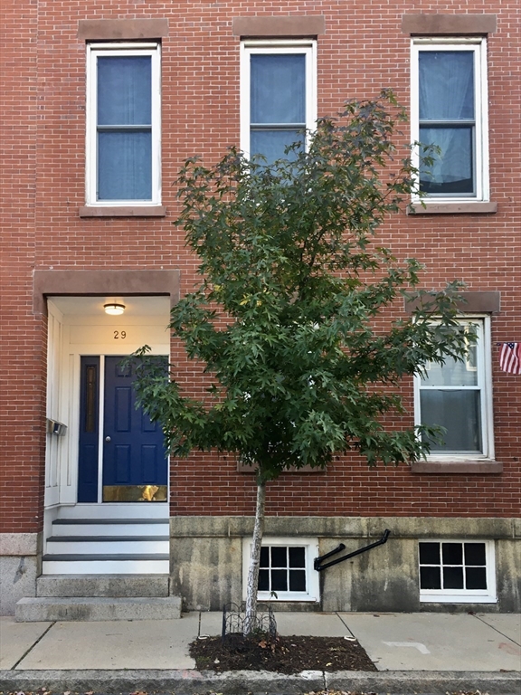 Click for 29 Essex St #1, Boston, MA slideshow