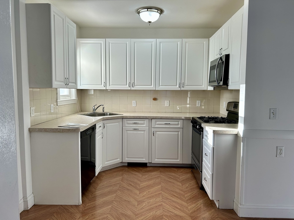 381 Hunnewell St 381