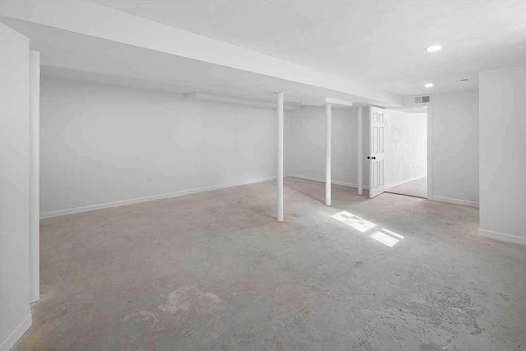 Boston, Massachusetts 02128, United States, 2 Bedrooms Bedrooms, ,2 BathroomsBathrooms,Residential,Pending,10036