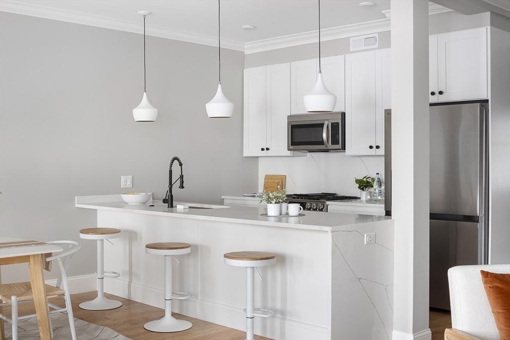 Boston, Massachusetts 02128, United States, 2 Bedrooms Bedrooms, ,2 BathroomsBathrooms,Residential,Pending,10036