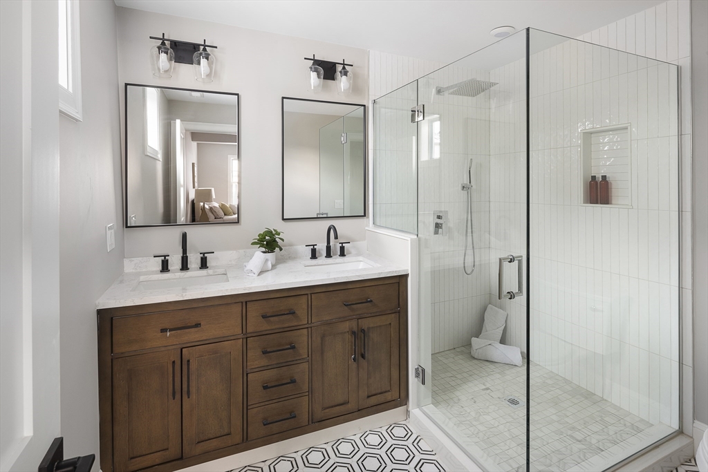 Boston, Massachusetts 02128, United States, 2 Bedrooms Bedrooms, ,2 BathroomsBathrooms,Residential,Pending,10036