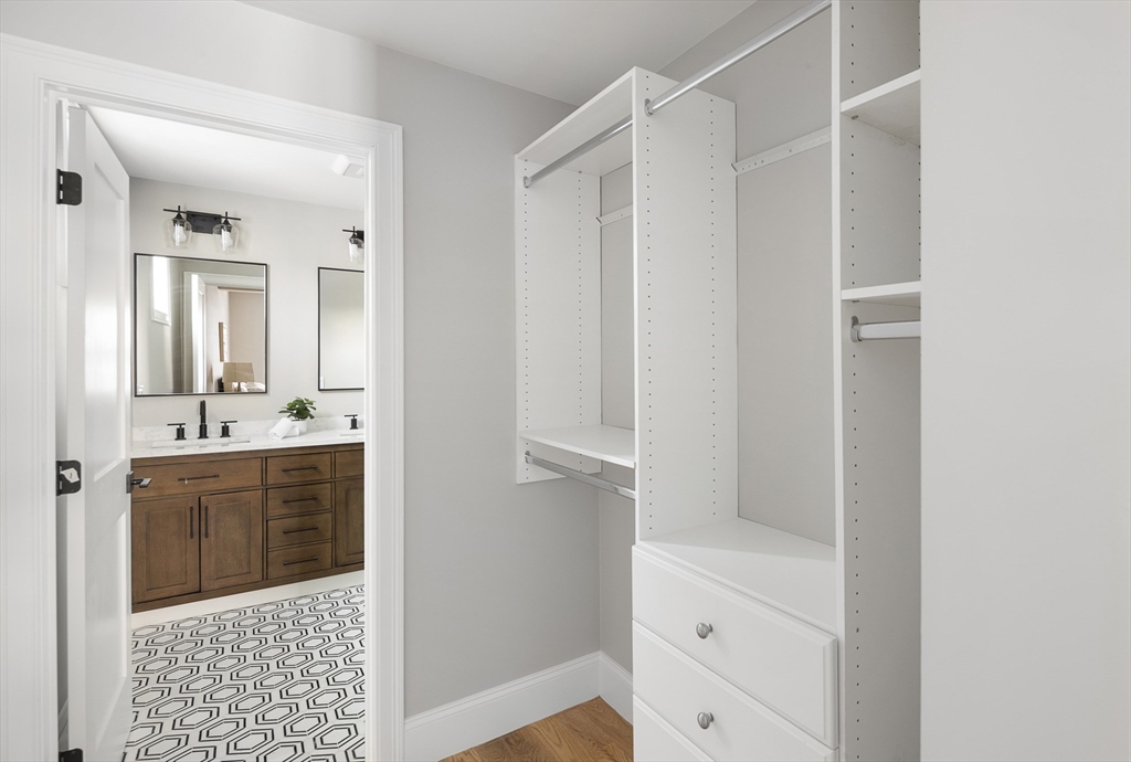 Boston, Massachusetts 02128, United States, 2 Bedrooms Bedrooms, ,2 BathroomsBathrooms,Residential,Pending,10036