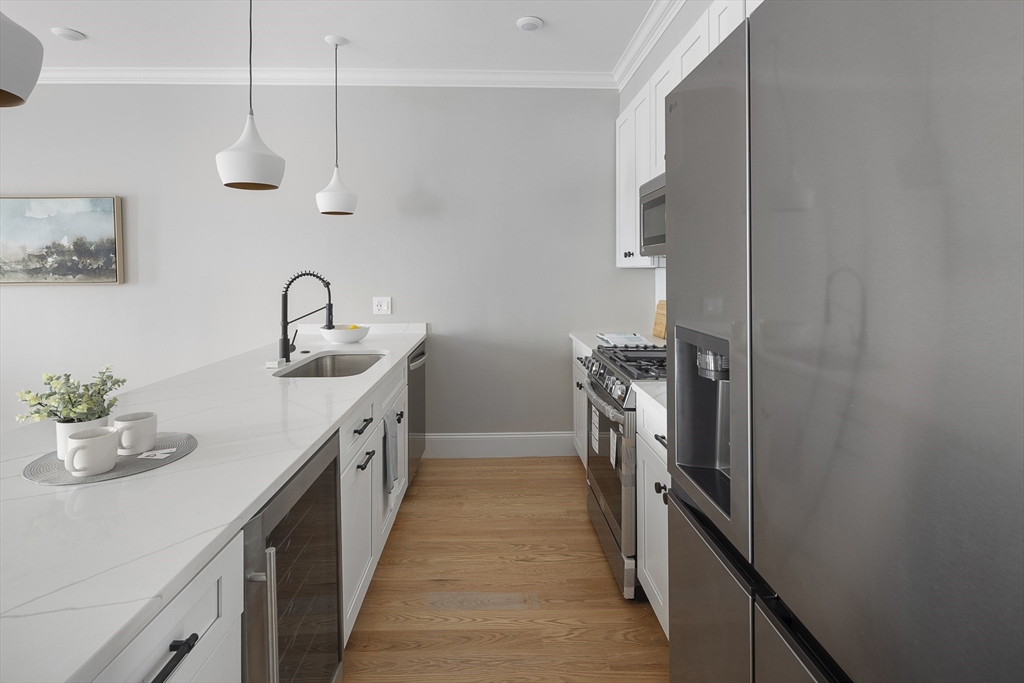 Boston, Massachusetts 02128, United States, 2 Bedrooms Bedrooms, ,2 BathroomsBathrooms,Residential,Pending,10036