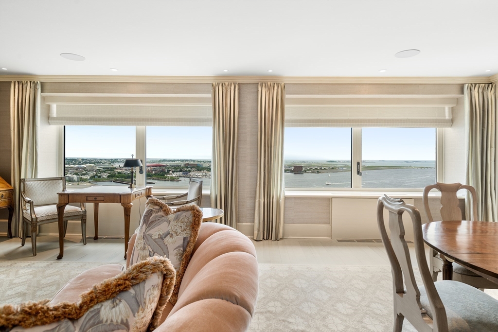 85 E India Row 33B/C