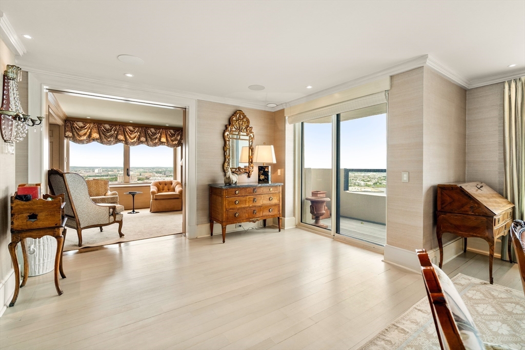 85 E India Row 33B/C