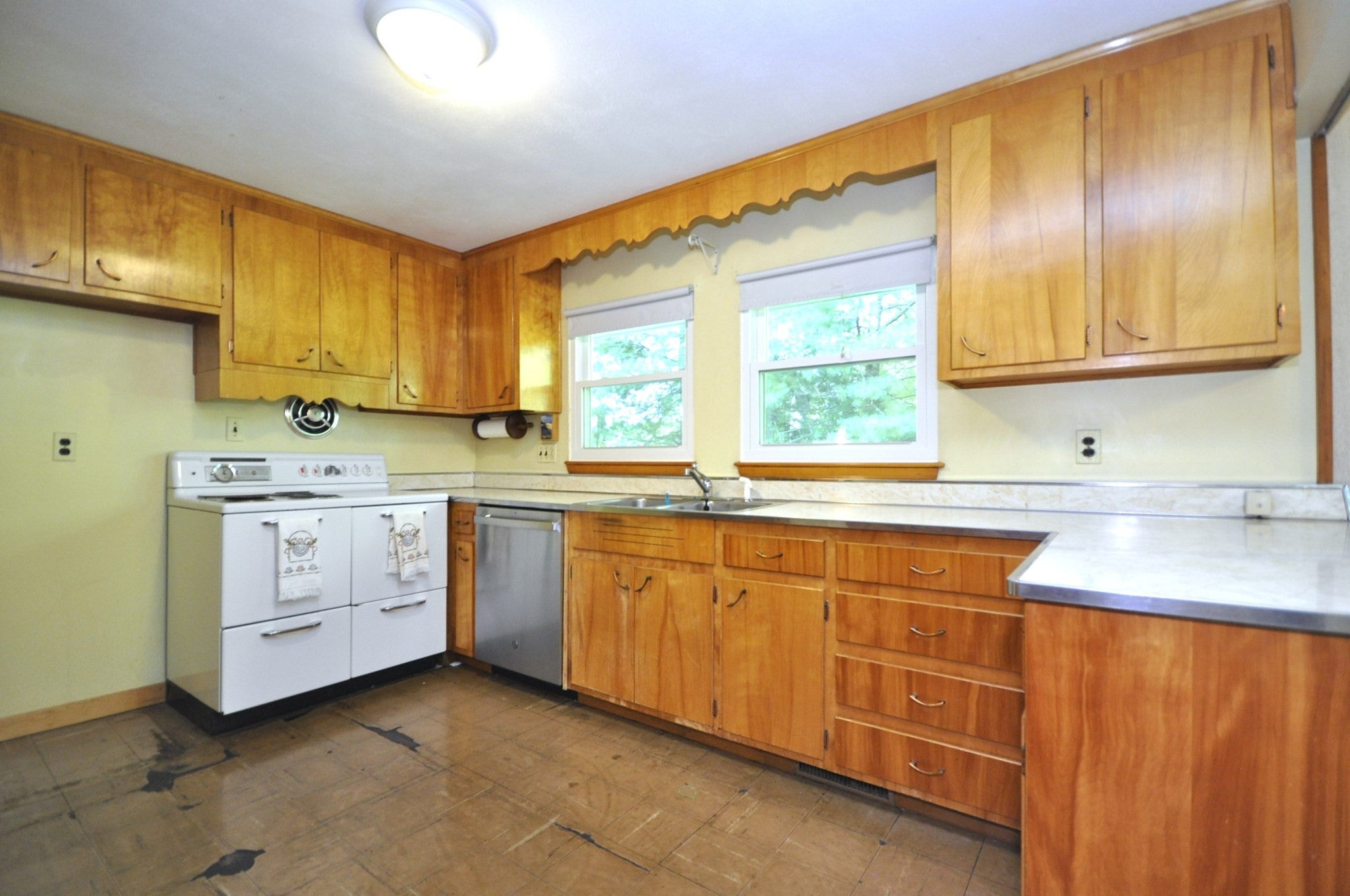 122 Sunset Dr, Brockton, MA Photo #7
