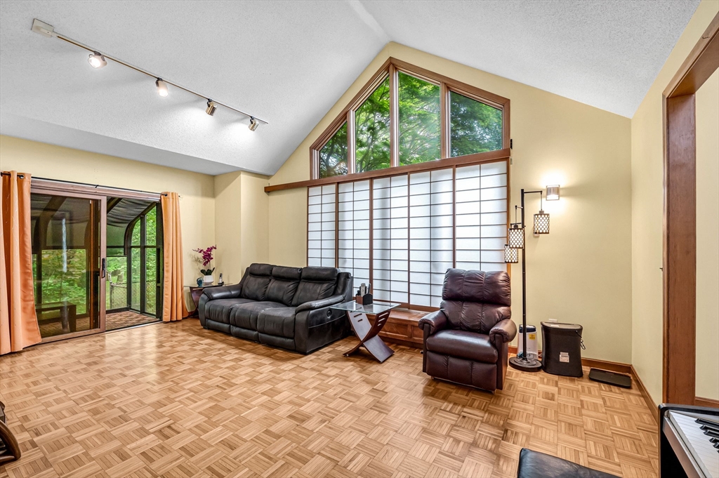 236 Williamsburg Dr