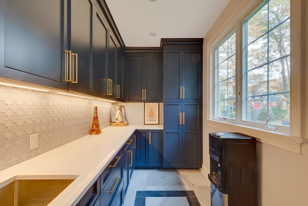 Dover, Massachusetts 02030, United States, 5 Bedrooms Bedrooms, ,6 BathroomsBathrooms,Residential,Pending,77077