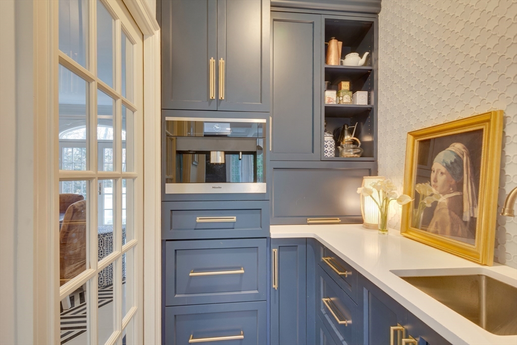 Dover, Massachusetts 02030, United States, 5 Bedrooms Bedrooms, ,6 BathroomsBathrooms,Residential,Pending,77077