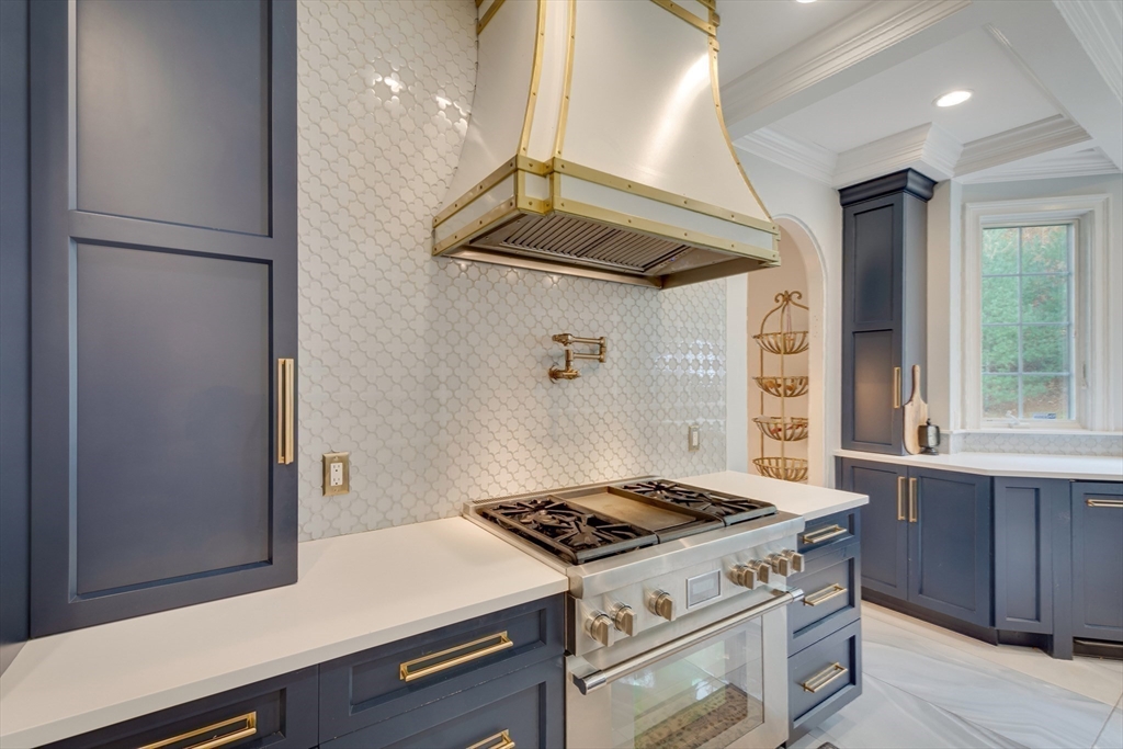 Dover, Massachusetts 02030, United States, 5 Bedrooms Bedrooms, ,6 BathroomsBathrooms,Residential,Pending,77077