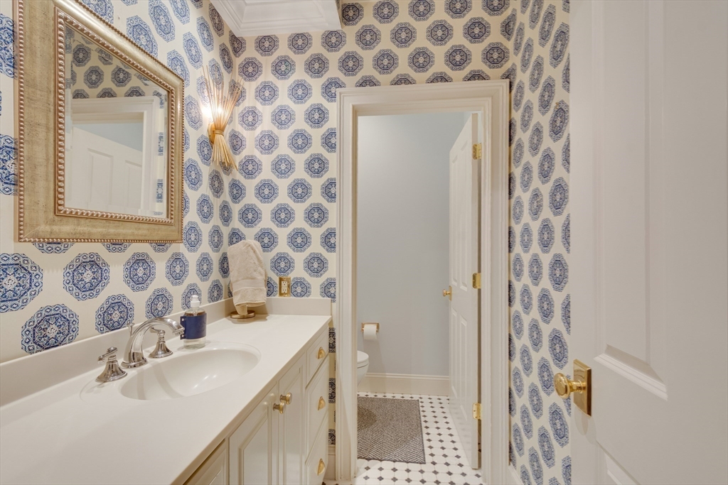 Dover, Massachusetts 02030, United States, 5 Bedrooms Bedrooms, ,6 BathroomsBathrooms,Residential,Pending,77077