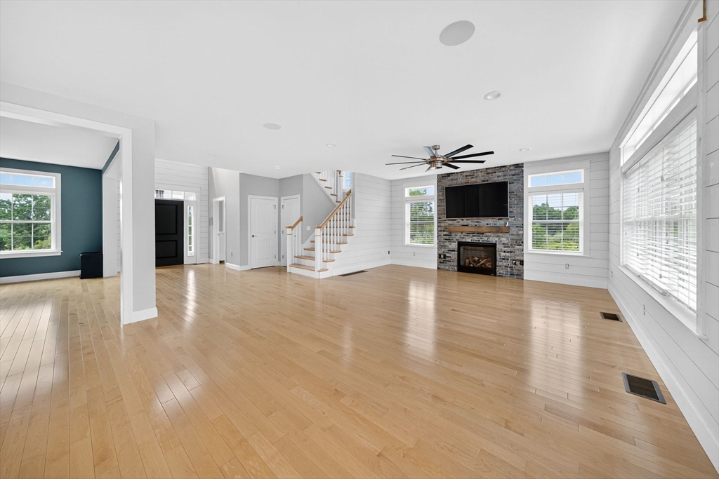 586 Hart St, Dighton, MA Photo #10