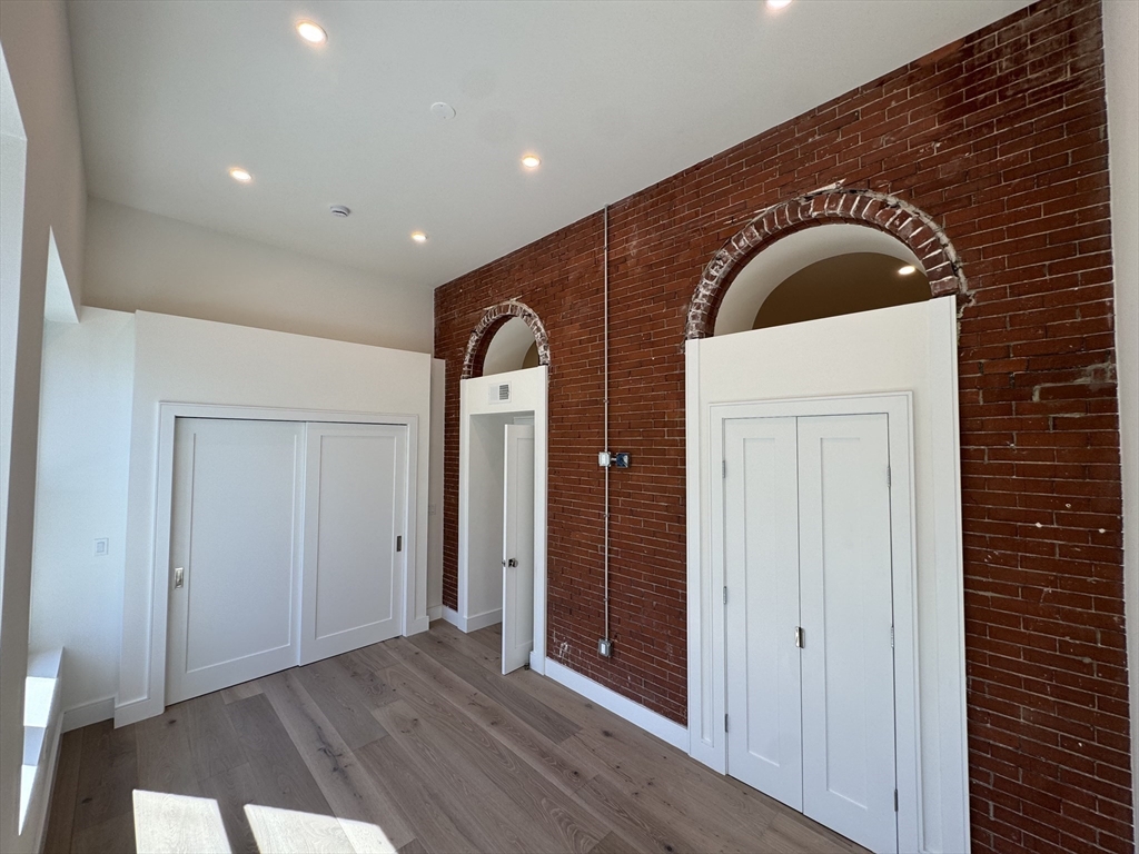 100 Captains Row 104