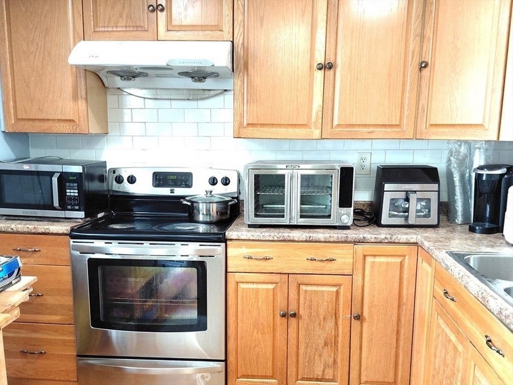 31 Floyd St, Lowell, MA, 31 Floyd St, Lowell, MA Photo #3