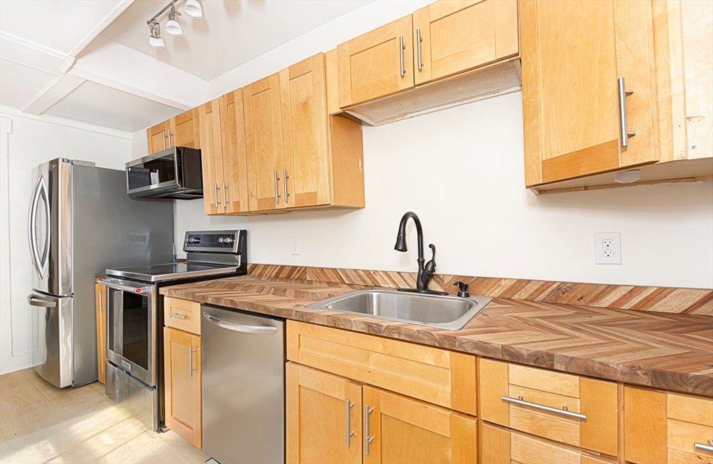 Photo of 963 Main St, Leicester, MA