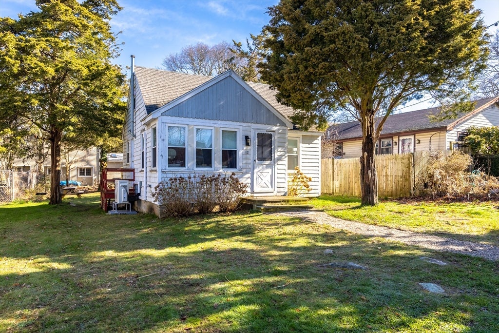 Click for 12 Bluepoint Rd, Fairhaven, MA slideshow