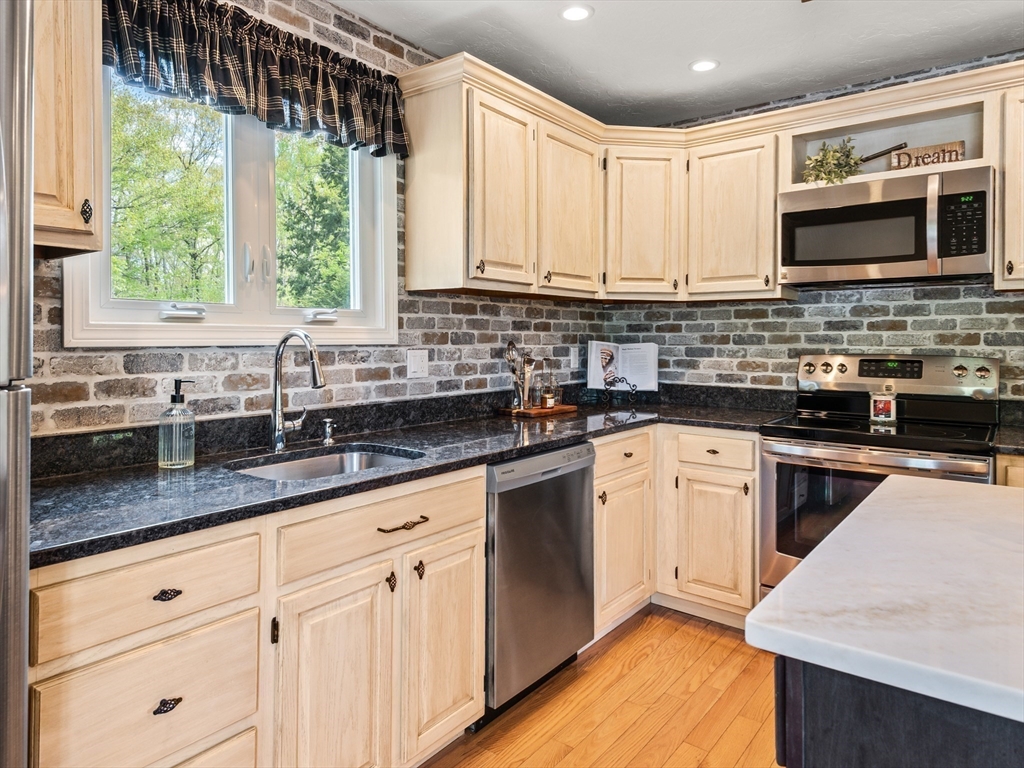 6 Maple Lane, Leicester, MA Photo #10