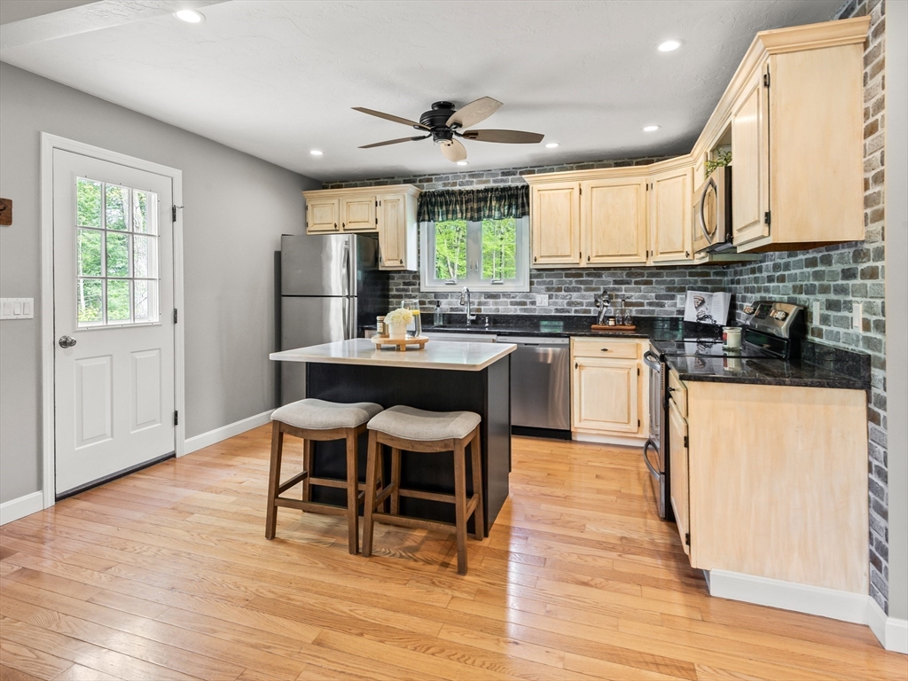 6 Maple Lane, Leicester, MA Photo #8