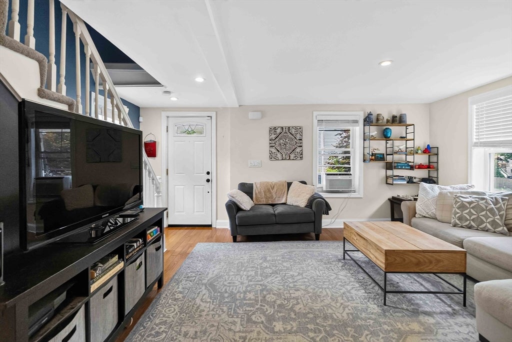 Photo of 6 Carter Pl, Woburn, MA