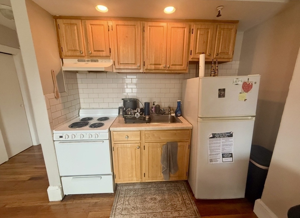221 Newbury St. 4R