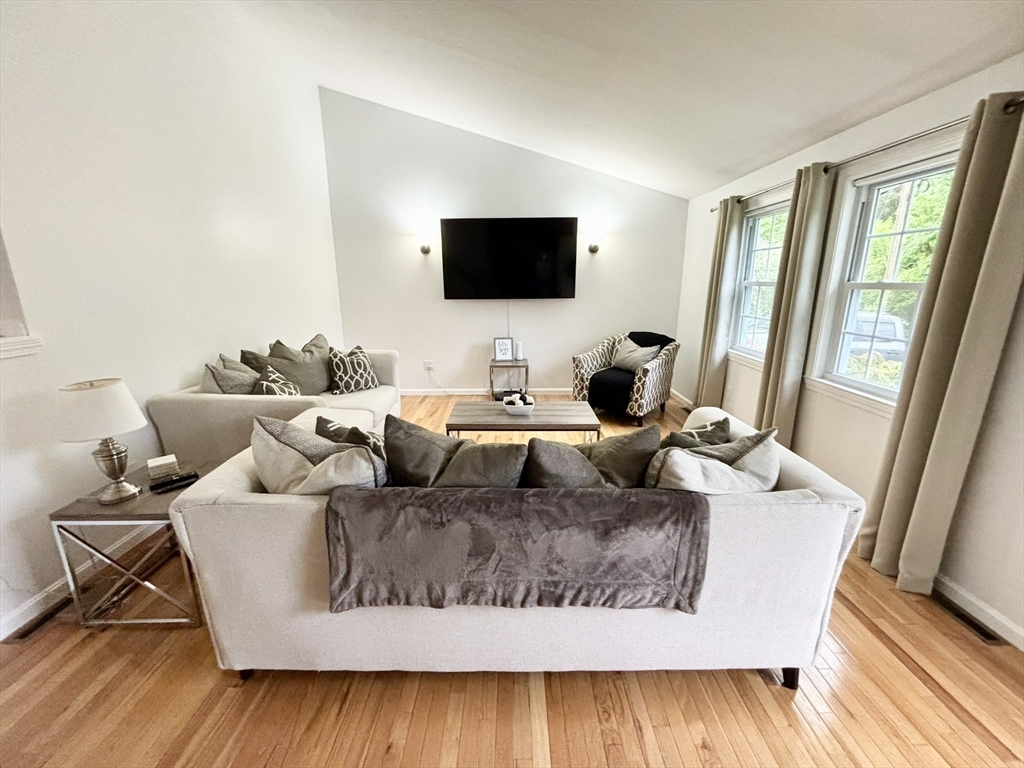 112 Chris Dr