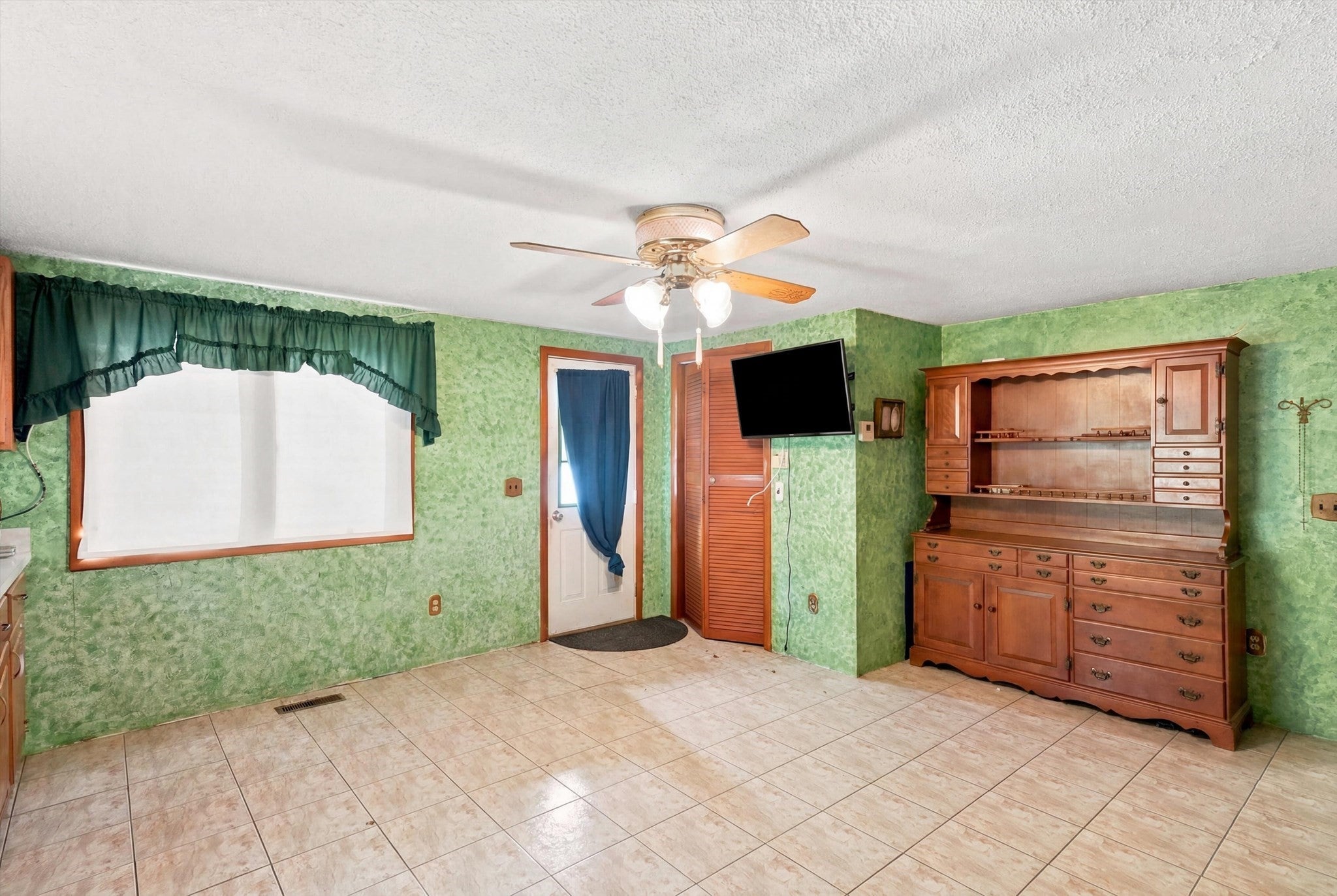 277 Lincoln Ave, Saugus, MA Photo #8