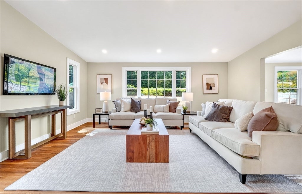 28 Fieldstone Dr, Burlington, MA Photo #10