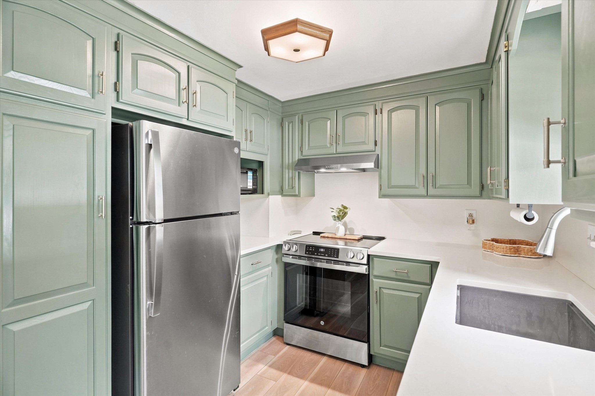 Photo of 13 Hilltop Dr, Burlington, MA
