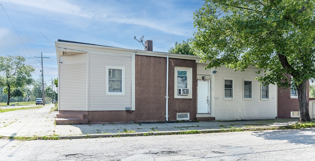 New Bedford, Massachusetts 02745, United States, 3 Bedrooms Bedrooms, ,1 BathroomBathrooms,Residential,Active,158950