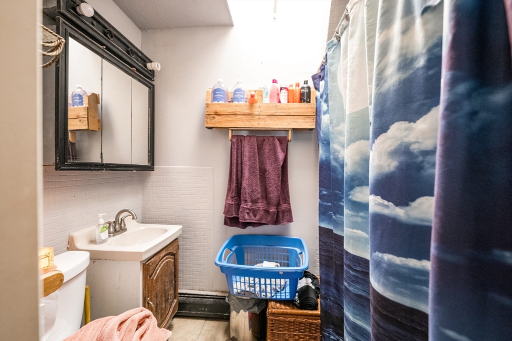 New Bedford, Massachusetts 02745, United States, 3 Bedrooms Bedrooms, ,1 BathroomBathrooms,Residential,Active,158950