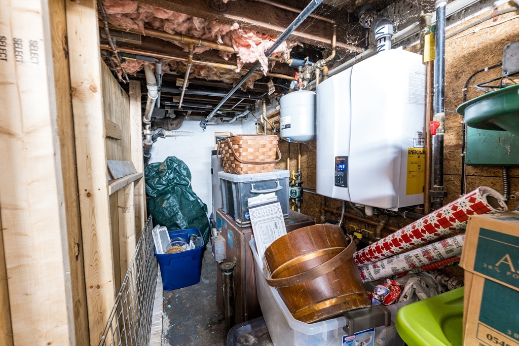 New Bedford, Massachusetts 02745, United States, 3 Bedrooms Bedrooms, ,1 BathroomBathrooms,Residential,Active,158950