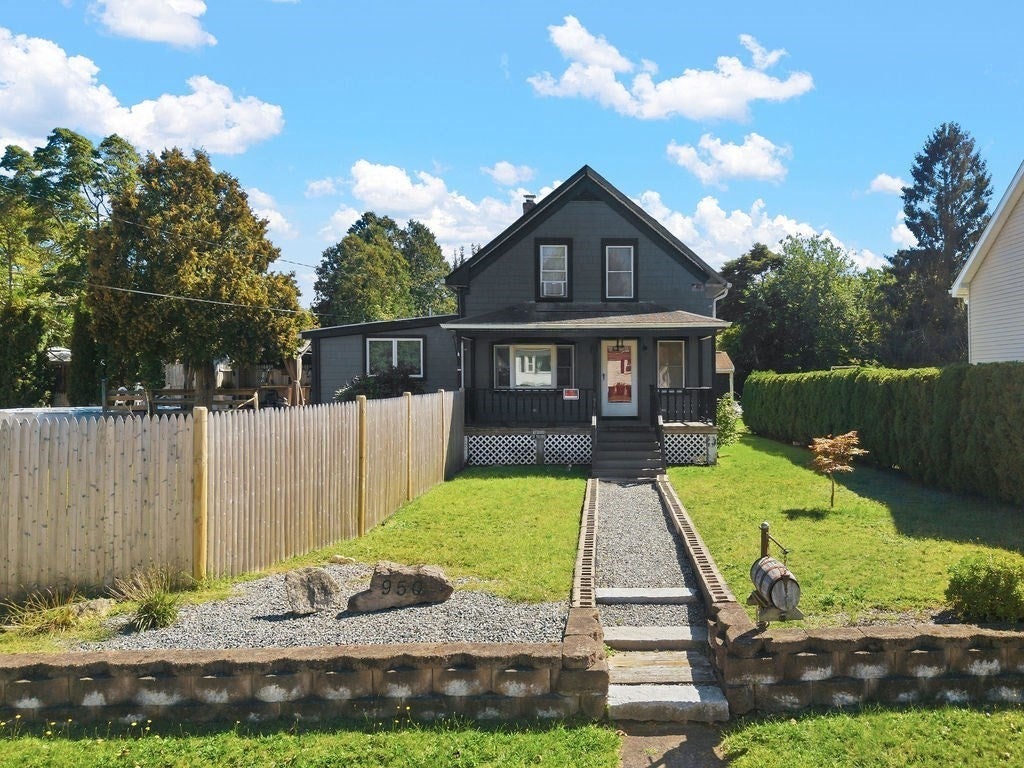 Photo of 950 Glen St, New Bedford, MA