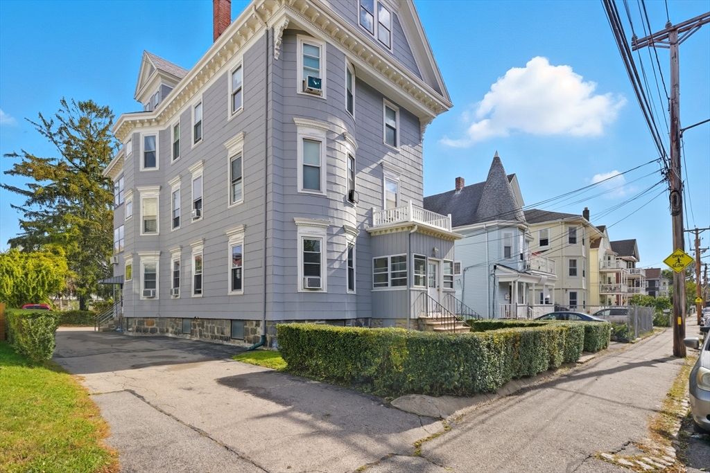 656-658 Metropolitan Ave