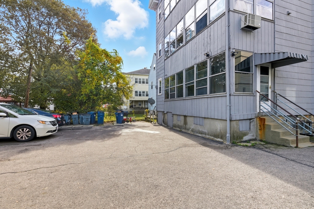 656-658 Metropolitan Ave