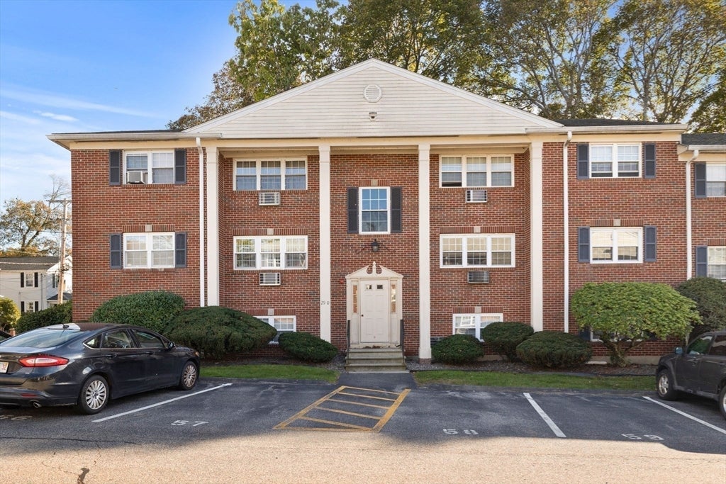 Click for 35 Arlington RD #1, Woburn, MA slideshow Click for 35 Arlington RD #1, Woburn, MA slideshow