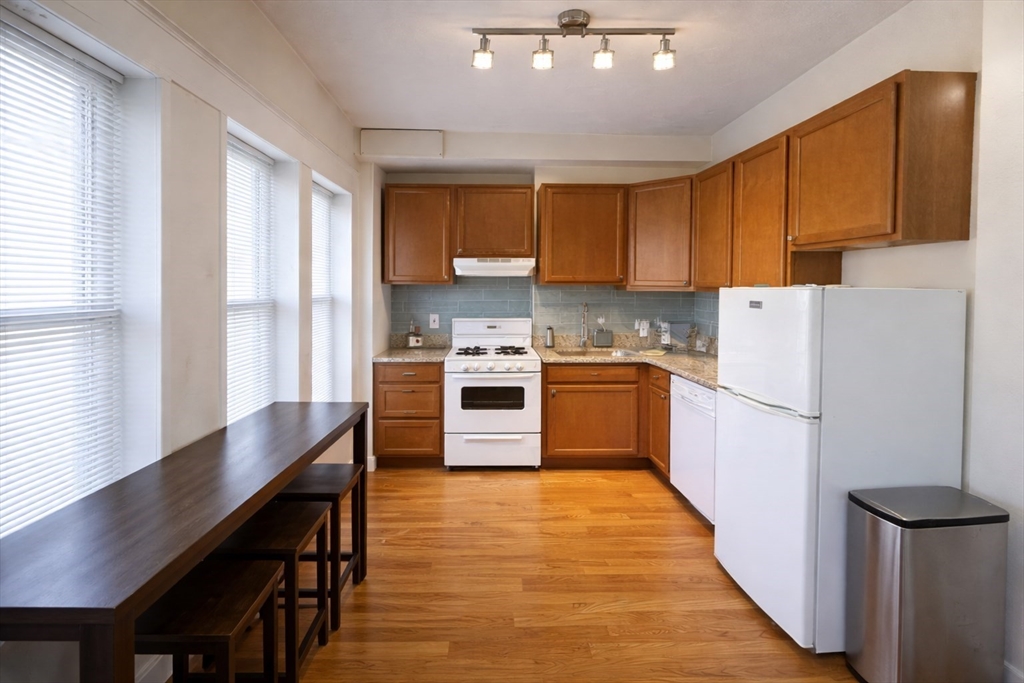 Click for 1054 Cambridge St #2F, Cambridge, MA slideshow