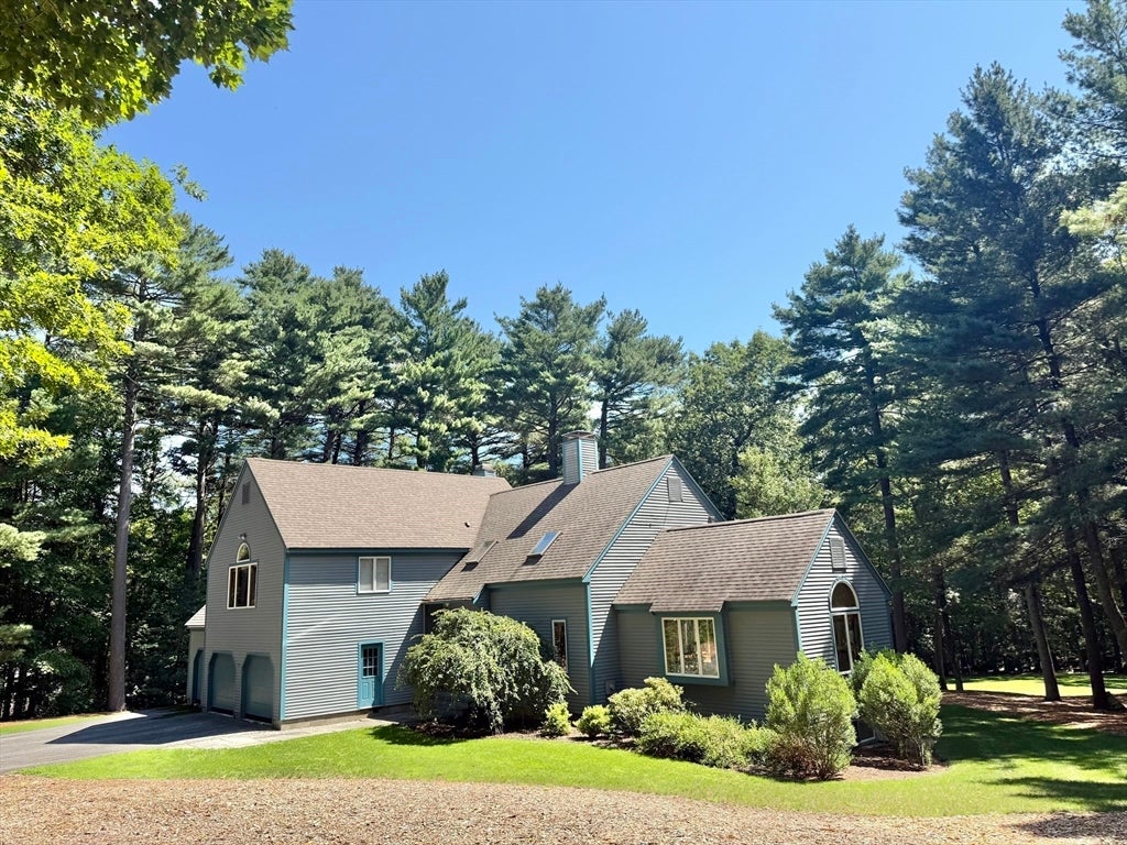 Photo of 176 Pegan Ln, Dover, MA